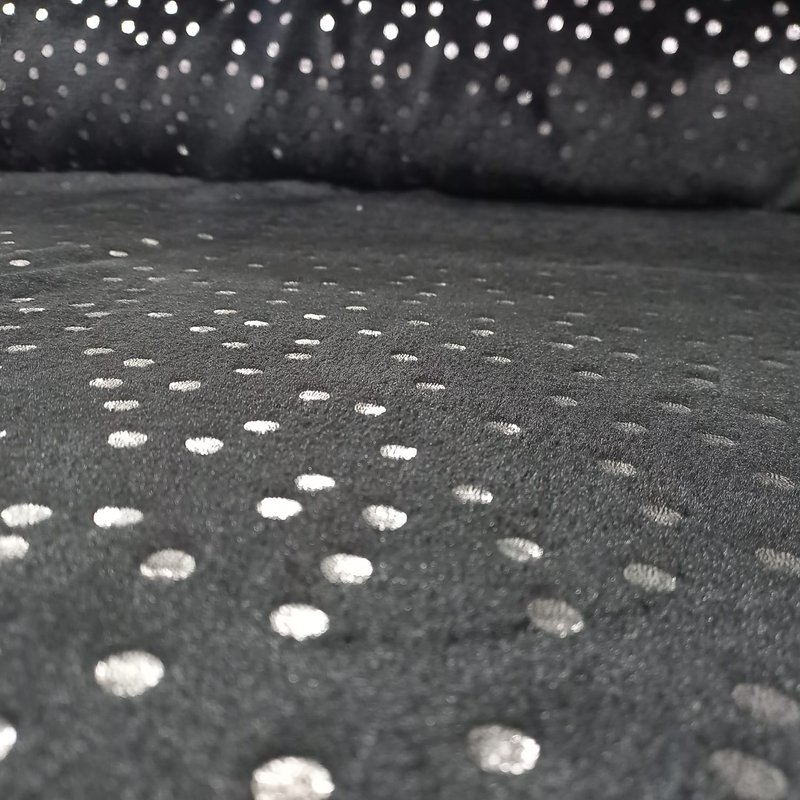 fleece preto com bolas pratas